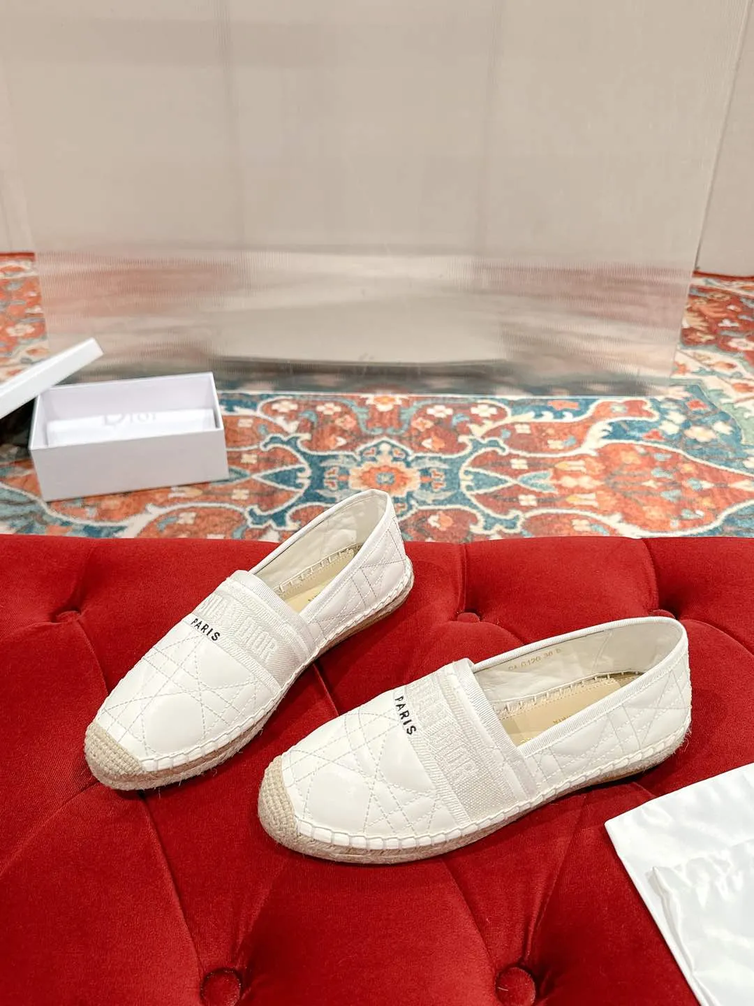 👟👟Ex-factory price 460👟👟 Dior DIOR's new popular early spring fisherman shoes 🆕 Simple, elegant and fashionable, timeless and timeless, it is a classic that will never fade away in the fashion circle, retro fisherman shoes. Original hand-woven surface, electric embroidery technology! Specific cloth surface and rubber outsole. Code number: 35-39 (40.41 customized, non-refundable)